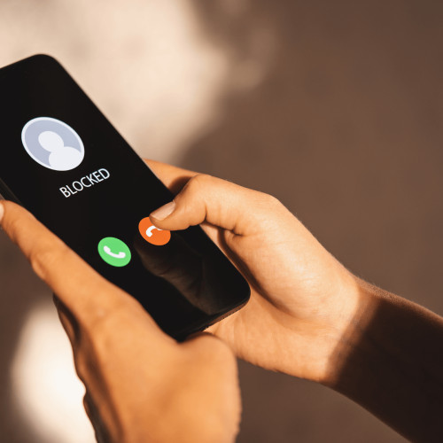 ANCOM va lua măsuri pentru a combate fraudele telefonice. Autoritatea notează că în ultima perioadă a crescut numărul tentativelor de înșelăciune prin apeluri telefonice. Potrivit monitorulneamt.ro, din 7 iulie 2025, furnizorii de telecomunicații vor fi obligați să blocheze apelurile internaționale care afișează identificator fals, pentru a limita fenomenul cunoscut ca "CLI spoofing".