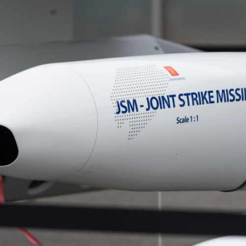 Germania va cumpăra rachete de croazieră aer-sol din Norvegia, a anunțat joi Ministerul norvegian al Apărării, citat de dpa. Potrivit sursei, aceste rachete de tip JSM (Joint Strike Missiles) sunt special dezvoltate pentru avioanele multirol F-35 și permit atacuri precise asupra țintelor terestre și maritime bine aparate.