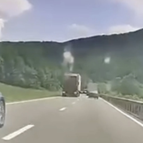 Tensiune pe șosea: șofer care depășea într-o zonă periculoasă evită un accident grav