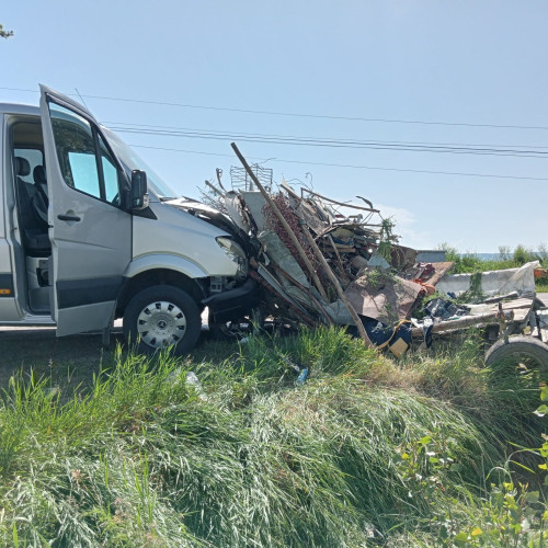 Accident între microbuz și căruță în Prajeni, șapte persoane din Ucraina implicate