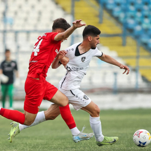 Meciurile de baraj pentru promovarea în liga a doua au avut loc miercuri, iar învingătoarele au fost decise după confruntări tensionate. La stadionul "Otelul", Unirea Brăniștea a întâlnit FC Bacău, în partida retur. Echipa oaspete, favorită certă după scorul din prima manșă, 3-1, părea să-și asigure promovarea. Totuși, meciul s-a încheiat cu scorul de 2-3 pentru bacăuani, iar victoria le-a adjudecat-o.