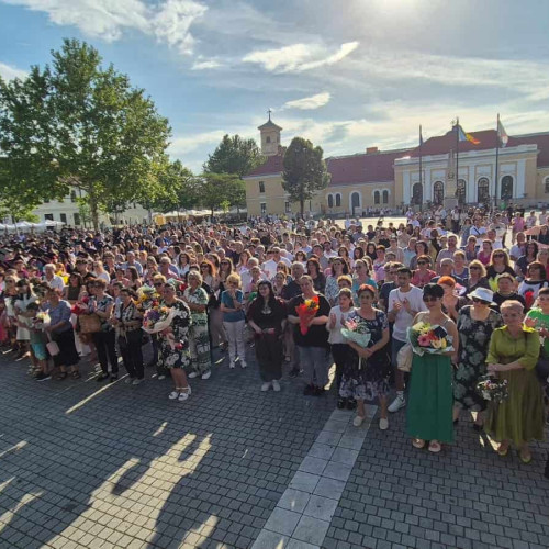 Ceremonia de absolvire a promoției 2025 la Colegiul Național "Horea, Cloșca și Crișan" din Alba Iulia a avut loc joi, 5 iunie, în Piața Cetății. Potrivit alba24.ro, evenimentul a fost dedicat celor 163 de elevi din cele șase clase a XII-a, din promoția 2022-2025.