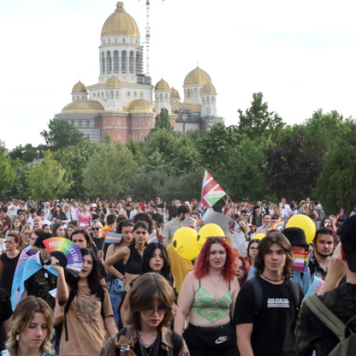 Patriarhia Română își exprimă dezaprobarea față de evenimentul Bucharest Pride, care va avea loc sâmbătă, 7 iunie 2025, în apropierea sărbătorii creștine a Rusaliilor. Potrivit unui comunicat, instituția consideră că acest eveniment este sfidător față de sărbătoarea religioasă și total nepotrivit în actualul context social, marcat de tensiuni și ideologii seculariste. Potrivit Digi24, patriarhia notează că manifestările organizate în cadrul Bucharest Pride sunt provocatoare și pot avea un impact negativ asupra tinerilor și copiilor inocenți.