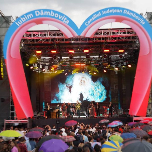 „Zilele județului Dâmbovița” s-au încheiat după șase zile pline de evenimente, conform site-ului damboviteanul.com. În această perioadă, locuitorii județului au avut ocazia să participe la diverse manifestări pentru toate vârstele și gusturile, sărbătorind împreună tradițiile și cultura locală.