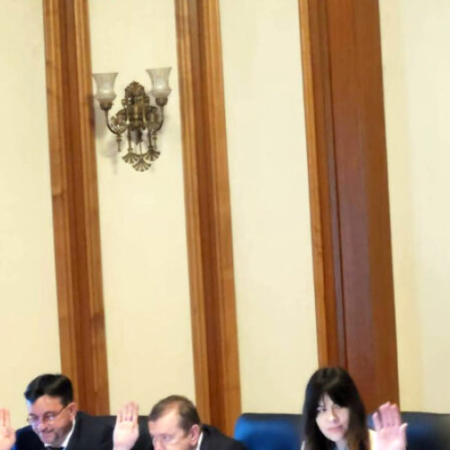 Deputatul Tiberiu Claudiu Barstan, președintele AUR Hunedoara, a votat recent două proiecte legislative considerate importante pentru dezvoltarea României, conform sursei mesagerulhunedorean.ro. Primul proiect vizează sprijinirea sectorului agricol, fiind menit să ajute producătorii locali să investească în sere moderne și sustenabile pentru legume și fructe. Al doilea proiect are ca scop eficientizarea energetică și reabilitarea locuințelor din zonele montane ale Munților Apuseni, pentru a sprijini comunitățile din aceste regiuni și a reduce decalajele de dezvoltare.