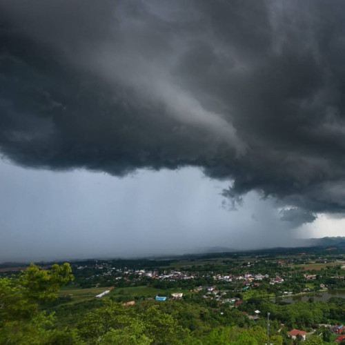 Furtuni puternice au cauzat daune în Dâmbovița, potrivit datelor disponibile pe damboviteanul.com. În această după-amiază, ploi torențiale au dus la viituri, afectând mai multe localități din nordul județului. Orașul Fieni, precum și localitățile Runcu și Pietrosita au fost grav afectate, după ce râul Ialomicioara și-a ieșit din matcă.