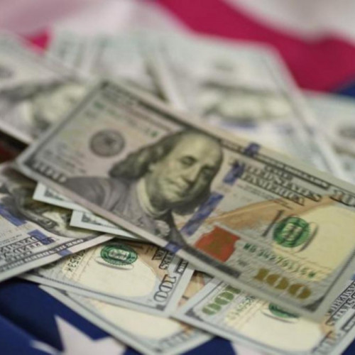 Leul s-a apreciat marginal față de euro și dolar, în ciuda optimismului de pe Bursa de Valori București, unde indicele BET a atins un nou maxim. Potrivit site-ului viata-libera.ro, cursul euro a scăzut joi de la 5,0558 la 5,0537 lei, fiind tranzacționat în culoarul 5,052 - 5,055 lei, după ce în piața asiatică cotatia a coborât la 5,035 lei. Notaaza specialiștii, în piata monetară se simte un sentiment de stabilitate, iar dobânzile interbancare nu vor scădea rapid, ceea ce înseamnă că indicatorii ROBOR vor rămâne aproape de valorile din iarnă.