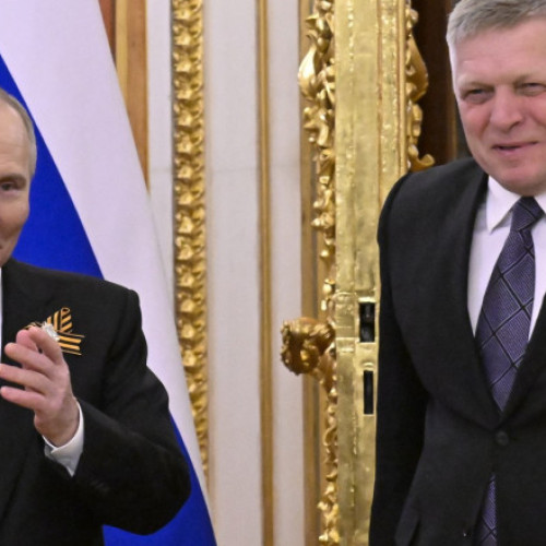 Parlamentul Slovac a votat favorabil o rezolutie care cere guvernului să nu mai voteze în Consiliul UE noi sancțiuni împotriva Rusiei, relatează digi24.ro. Potrivit sursei, această decizie a fost luată joi și a fost propusă de Partidul Naționalist SNS, membru al coaliției de guvernare.