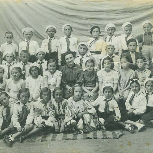 Foto din secolul trecut, publicată de Arhivele Naționale Alba la Z aseua Invatatorului