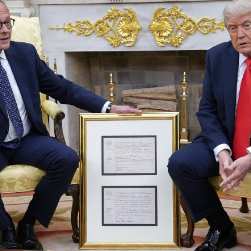 Friedrich Merz i-a oferit lui Donald Trump un certificat de naștere înramat al bunicului său, potrivit digi24.ro. La întâlnirea de la Casa Albă, cancelarul german a prezentat documentul, pe care l-a numit „certificatul de naștere al bunicului lui Donald Trump, născut în 1869, în apropiere de Bad Durkheim”. Merz a subliniat că „este un nume german serios”, iar Trump a răspuns cu umor, spunând: „E un nume german serios” și stârnind râsete.