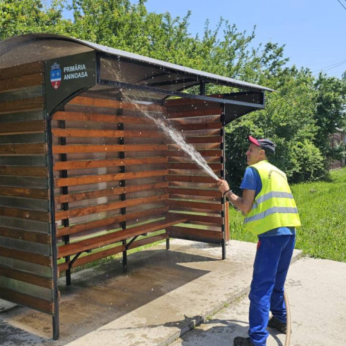 Aninoasa, o comună dambovițeană recunoscută pentru curățenia sa, a înregistrat în ultimii ani progrese semnificative în acest sens. Potrivit primarului Vladut Niculae, însă, echipa responsabilă cu întreținerea domeniului public este mică, numărând doar șase angajați la Serviciul Public de Întreținere. Acesta menționează că, deși aceștia lucrează în condiții dificile, nu pot face totul singuri.