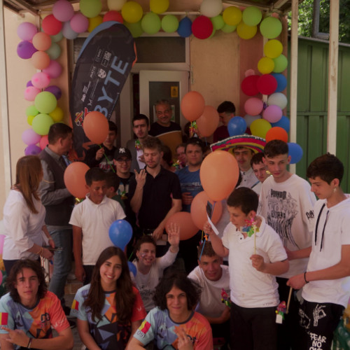 Robotul Smokie a vizitat o școală pentru copii cu nevoi speciale, aducând bucurie și învățare