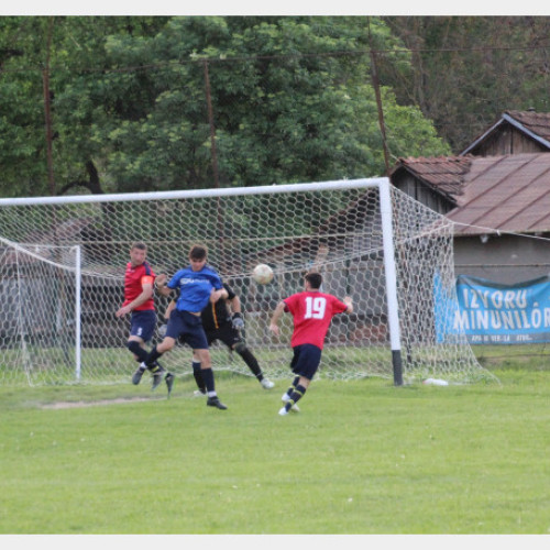 Etapa a 25-a din Liga a V-a la fotbal aduce meciuri interesante, iar unul dintre cele mai așteptate va fi duelul dintre AFC Crisana Oradea și Minerul Voivozi, considerat singurul joc din rundă care va opune două echipe apropiate valoric, conform crisana.ro.