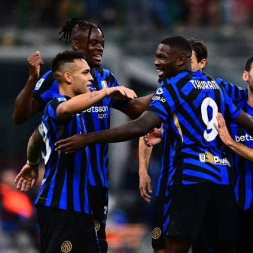 Cristi Chivu, antrenorul român care a devenit recent principalul tehnician al lui Internazionale Milano, marchează un moment istoric pentru fotbalul românesc. Potrivit stiridecluj.ro, fostul jucător de 44 de ani a ajuns la un acord cu clubul italian după negocieri ce au durat doar câteva ore joi.