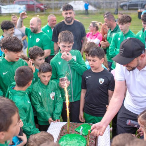 Copiii fotbaliști din Bușteni și împrejurimi au sărbătorit cu entuziasm împlinirea a șapte ani de la înființarea clubului ACS Caraimanul Bușteni, relatează ziarlulprahova.ro. Chiar dacă vremea a fost uneori capricioasă, atmosfera a fost plină de bucurie, zâmbete și jocuri. Evenimentul a avut loc într-o zi specială, în care cei mici au fost centrul atenției, fiind plini de energie și entuziasm, iar prieteniile legate în cadrul clubului au fost marcate de momente de neuitat.