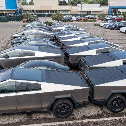 Scădere majoră pentru acțiunile Tesla după atacul între Elon Musk și Donald Trump