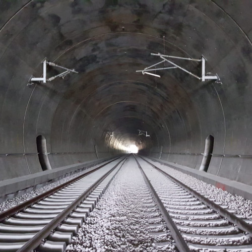 Autoritățile au aprobat Acordul de Mediu pentru proiectul de modernizare a liniei feroviare Predeal-Brașov, inclusiv construirea unui tunel feroviar de 9,8 kilometri, potrivit unui document care urmează să fie discutat în cadrul unei reuniuni a Comitetului de Monitorizare a Programului Transport.