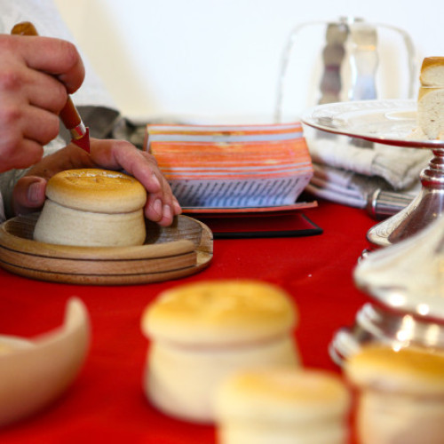 Mosii de vară, o zi importantă în tradiția ortodoxă românească, au loc în acest an sâmbătă, 7 iunie, potrivit digi24.ro. Această sărbătoare, cunoscută și sub denumirea de Sâmbăta Morților, este dedicată pomenirii celor trecuti în neființă și are o semnificație profundă în calendarul religios al țării.