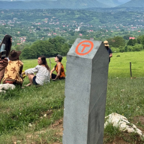 Noul traseu "Terra Borza Teutonica" pe via Transilvanica a fost inaugurat recent, potrivit newsbv.ro. Traseul de 170 de kilometri se întinde în județul Brașov și leagă 18 localități, completând cei 1.400 de kilometri deja existenți pentru drumeți și bicicliști din întreaga lume.