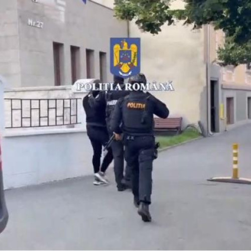 Un bărbat de 44 de ani, din județul Maramureș, a fost reținut de polițiștii clujeni, conform stiridecluj.ro, fiind urmărit internațional în urma unui mandat european de arestare emis de autoritățile din Franța. Potrivit informațiilor, actiunea a avut loc în urma unei semnalări transmise pe 4 iunie în Sistemul Informatic Schengen, prin Biroul SIRENE din Franța.