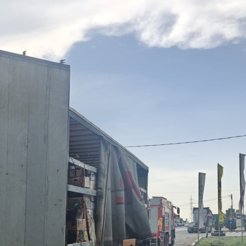 Restricții de circulație pe DN 2 după un incident cu un TIR în flăcări