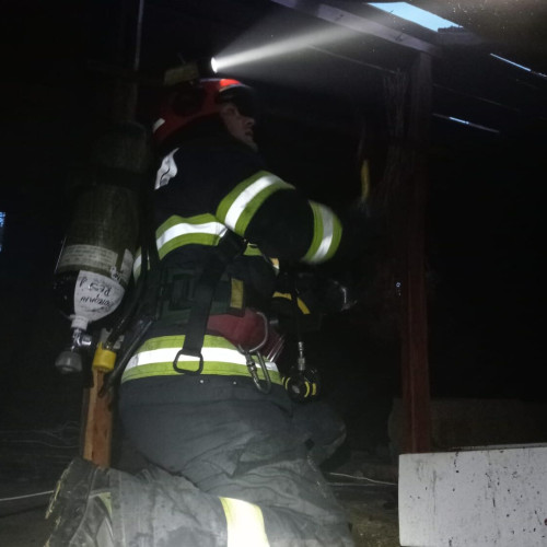 Incendiu aproape de casă în Cosula, salvat de pompieri