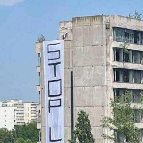 Banner homofob afișat pe o clădire abandonată în cartierul Titan din București