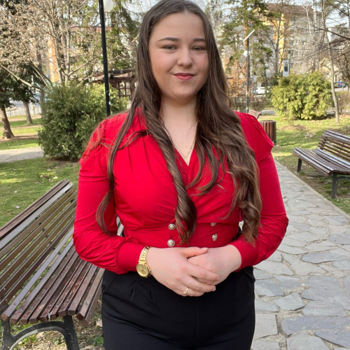 tânăra studentă din botoșani, Elena Bejenaru, a câștigat premiul I la o sesiune națională de comunicări științifice, potrivit botosaninews.ro. Ea a fost apreciată pentru lucrarea despre hărțuirea femeilor în public, intitulată „Violența invizibilă: hărțuirea femeilor în spațiul public. Studiu de caz în Suceava”, coordonată de Conf. univ. dr. Cristina-Viorica Cormos.