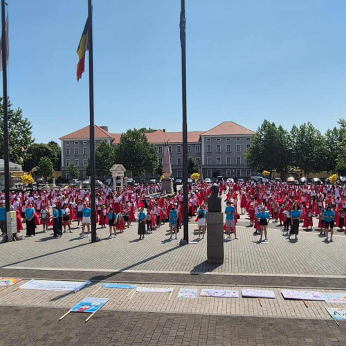 Eveniment special pentru copii la Alba Iulia, potrivit alba24.ro, a adus zâmbete pe chipurile a peste 700 de copii din centrele sociale ale Asociației Filantropia Ortodoxa Alba Iulia și filialele sale. Festivalul intitulat „Copii pentru viitor” a avut loc vineri dimineața, începând cu ora 10:00, în Piața Cetății. În cadrul evenimentului, copiii au participat la o defilare și un flashmob, transformând cetatea Alba Carolina într-un loc de sărbătoare și veselie.