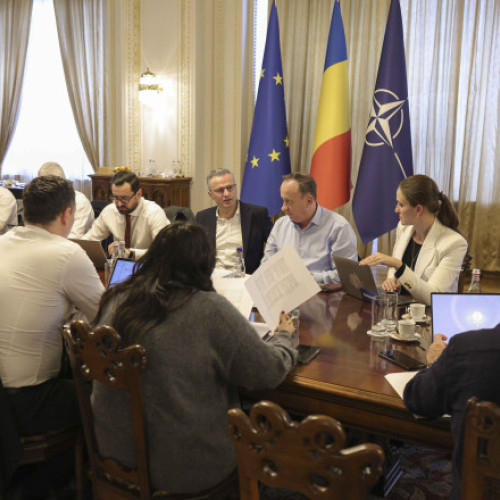 Negocierile pentru formarea noului guvern în România continuă, cu lupte acerbe pentru controlul asupra celor mai importante ministere, precum Transporturi, Fonduri Europene și Dezvoltare, potrivit Digi24. Surse oficiale notează că sondajele indică încă o incertitudine cu privire la numele viitorului premier, fiind discutată atât varianta unui premier tehnocrat, cât și cea a unui premier rotativ. Un nou război al intereselor marchează aceste negocieri, iar luni va avea loc o întâlnire la Cotroceni pentru discutarea pachetului cu măsuri fiscale și alte detalii legate de guvern, conform anunțului făcut de Nicușor Dan.