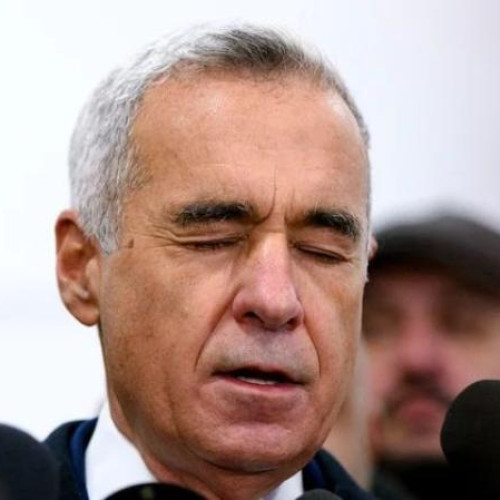 Calin Georgescu, citat de stiridecluj.ro, a ajuns vineri la Parchetul General, unde procurorii urmau să-i anunțe prelungirea controlului judiciar în dosarul în care este acuzat de șase infracțiuni, printre care și instigare la acțiuni împotriva ordinii constituționale. Deși a fost întâmpinat de zeci de susținători în fața instituției, fostul candidat la prezidențiale nu a făcut declarații.