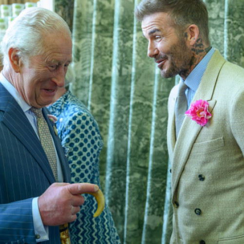 David Beckham va fi proclamat cavaler în cadrul sărbătoririi zilei de naștere a regelui Charles al III-lea, potrivit unor surse citate de Digi24.ro. La cei 50 de ani, fostul jucător de fotbal va primi titlul de Sir, fiind pe lista de cavaleri de mai bine de un deceniu. Acesta a jucat peste 100 de meciuri pentru echipa națională a Angliei și este recunoscut pentru activitatea sa caritabilă, în special pentru susținerea vieții copiilor defavorizați.