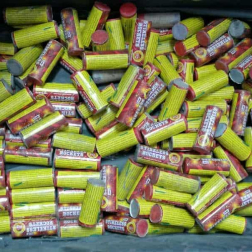 Noul regulament privind interzicerea comercializării articolelor pirotehnice pentru minori, promulgat recent în România, a fost anunțat oficial de către președintele Nicușor Dan. Potrivit alba24.ro, această lege a fost adoptată după un parcurs legislativ de peste șase ani și vizează reducerea riscurilor legate de utilizarea necontrolată a petardelor și artificiilor.