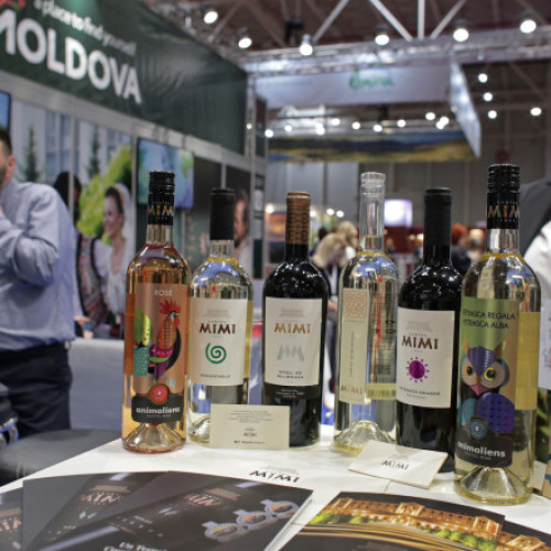 Nicușor Dan a promulgat ziua națională a gastronomiei și a vinului românesc, potrivit digi24.ro. Legea a fost semnată vineri și prevede organizarea unor evenimente de diplomatie publică și culturală de către misiunile diplomatice și oficiile consulare ale țării. Acesta completează art. 3 din Legea nr. 79/2019, care stabilește deja Ziua națională a gastronomiei și vinului, sărbătorită în prima duminică din octombrie.