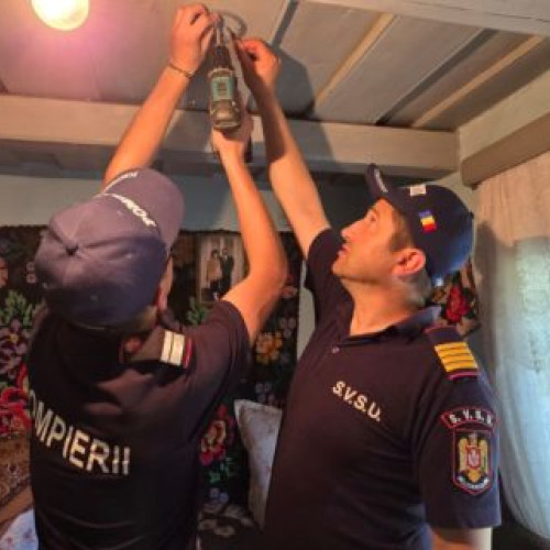 Campania națională „Detector pentru viață” a fost reluată în județul Botoșani, potrivit monitorulbt.ro, iar alte 500 de locuințe vor fi echipate gratuit cu detectoare de fum și monoxid de carbon. Proiectul, coordonat de Departamentul pentru Situații de Urgență și Inspectoratul General pentru Situații de Urgență, are ca scop protejarea celor mai vulnerabili membri ai comunității, precum persoanele vârstnice, cu dizabilități sau aflate în medii sociale defavorizate.