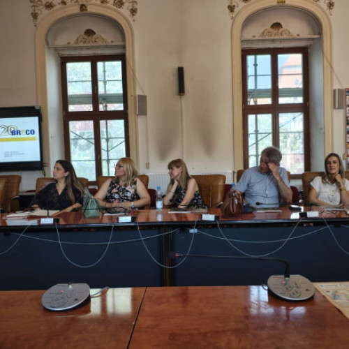 Programul internațional de formare „Traineeship on Societal Resilience in the Border Area” a avut loc joi, 5 iunie, la Oradea, organizat de Universitatea din Oradea și Consiliul Județean Bihor. Potrivit crisana.ro, evenimentul a inclus o zi plină de activități academice și administrative, dedicate dezvoltării și cooperării în zonele de frontieră.