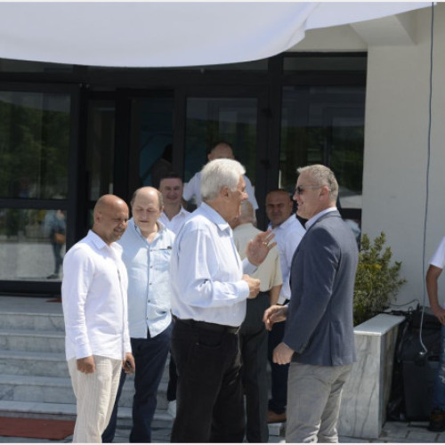 Biblioteca din Baile Felix, inaugurată în urmă cu câteva zile, a fost redeschisă oficial pe 6 iunie, după o renovare completă care a transformat spațiul într-un centru modern și echipat la cele mai noi standarde. Potrivit crisana.ro, investiția, de aproape 2,8 milioane de lei, a fost realizată de comuna Sanmartin în colaborare cu Consiliul Județean Bihor, ca parte a unui proiect finanțat cu fonduri europene.