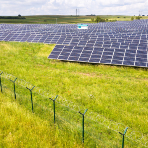 Cluj-Napoca va avea un parc fotovoltaic pentru producerea de energie, anunță viceprimarul Dan Tarcea, citat de stiridecluj.ro. Evenimentul oficial de semnare a contractului a avut loc la București și marchează începutul unui proiect important pentru dezvoltarea durabilă a orașului. Potrivit informațiilor, proiectul este finanțat de Ministerul Energiei prin Fondul pentru Modernizare, un program european dedicat reducerii emisiilor de carbon.