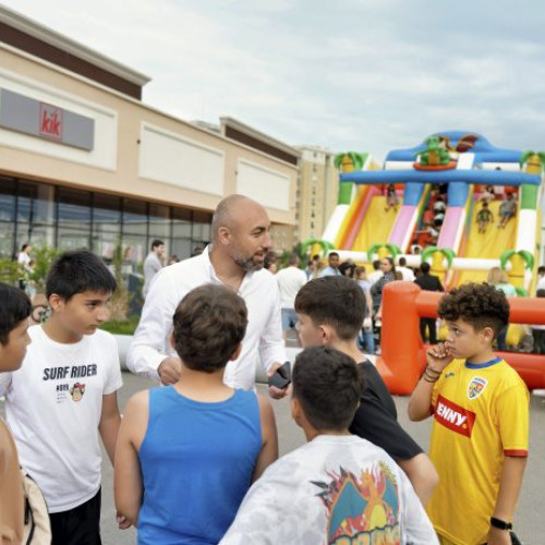 Ziua internațională a copilului a fost sărbătorită cu multă veselie și entuziasm la Ștefăneștii de Jos, evenimentul fiind organizat cu sprijinul primăriei și al consiliului local, potrivit jurnaluldeilfov.ro. În cadrul acestei festivități, au fost pregătite activități și amenajări speciale în două locații principale: parcare Stadionului Dumitru Matarau și zona Cosmopolis Plaza, transformate în adevărate parcuri de distracție gratuite pentru copii.