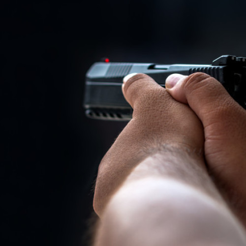 Noul act normativ promovat de Nicușor Dan interzice persoanelor inculpate pentru infracțiuni comise cu intenție să dețină sau să procure arme