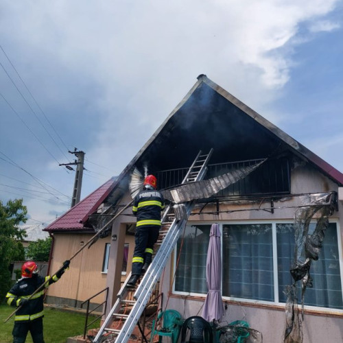 Incendiu pustiu la acoperișul unei case din Vidra