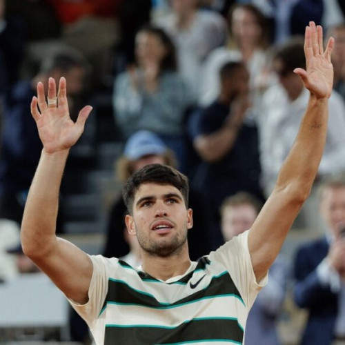 Carlos Alcaraz, favorit numărul 2, a ajuns în finala de la Roland Garros după ce italianul Lorenzo Musetti, favoritul 8, s-a retras din meci din cauza unei accidentări la coapsa stângă, noteaza ziaruldeiasi.ro. Potrivit informațiilor, Musetti a abandonat la scorul de 6-4, 6-7 (3/7), 0-6, 0-2, după două ore și 25 de minute de joc.