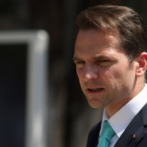 Românii cu venituri mici vor putea beneficia de ajutor pentru plata facturilor la energie începând din 1 iulie, a anunțat ministrul interimar al Energiei, Sebastian Burduja, dacă citează digi24.ro. Potrivit acestuia, măsura a fost implementată pentru a direcționa sprijinul de stat doar către categoriile vulnerabile, bazându-se pe &quot;venitul real al gospodăriei,&quot; nu doar pe consumul de energie.