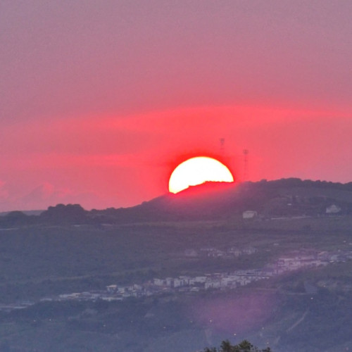 Un apus de soare spectaculos în Dezmir, Cluj, a fost surprins recent și a devenit viral pe rețelele sociale, potrivit stiridecluj.ro. Imaginile arată cerul de seară întoarcându-se într-un spectacol de culoare, cu soarele care coboară încet în spatele unui deal din zonă.