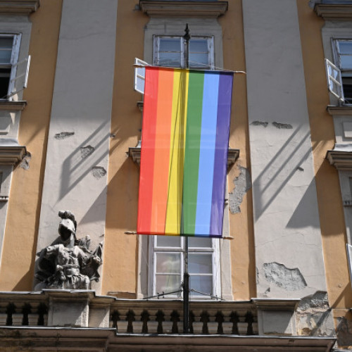 Ungaria interzice afișarea simbolurilor LGBT+ pe clădirile publice, potrivit unui decret publicat recent în Monitorul Oficial, relateaza digi24.ro. Decretul specifică că simbolurile care promovează sau se referă la orientări sexuale și de gen diferite nu pot fi afișate pe clădiri legate de guvern sau de banca centrală. Biroul premierului Viktor Orban a recunoscut că această decizie este “simbolică”, având în vedere că astfel de practici nu sunt obișnuite în mod standard.