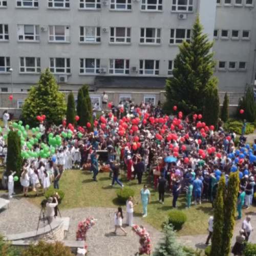 Serenadele Universității de Medicină și Farmacie "Iuliu Hatieganu" din Cluj-Napoca s-au încheiat oficial vineri, după o săptămână plină de emoție și energie. Potrivit stiridecluj.ro, viitorii medici, stomatologi și farmaciști au oferit orașului un spectacol sincer, din suflet, cântând cu bucurie și entuziasm. Cel mai des au fost auzite versurile: „Într-o zi cu voie bună, UMF-iștii s-au născut!”, refrenul care a răsunat din prima zi până în ultima, semn al bucuriei și mândrie a generației 2025.