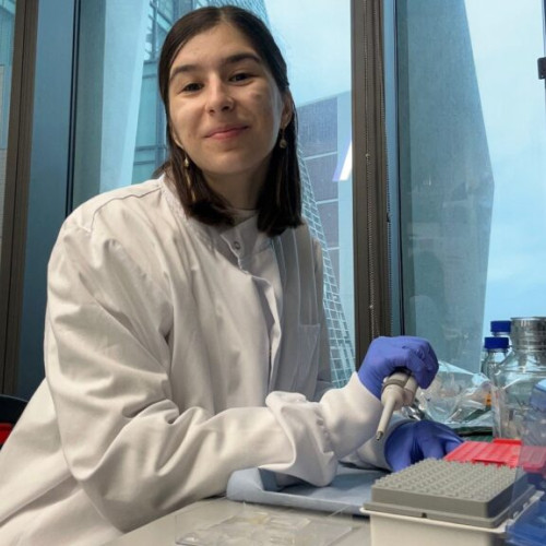 Tânără cercetătoare română dezvoltă modele de vase de sânge în laborator