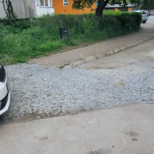 Primarul Gabriel Lazany a declarat că toate avizele pentru spargeri în infrastructură sunt comunicate Poliției Locale - Disciplina în Construcții, care verifică terenul după termenul de reabilitare. Potrivit acestuia, după aplicarea sancțiunilor, cei implicați în reparații au început să remedieze problemele, justificând că Primăria condiționează refacerea asfaltului pe întreaga bandă, iar beneficiarii trebuie să dea acordul pentru acest lucru. Lazany menționează că acestea sunt problemele lor și că cetățenii nu trebuie să sufere din cauza lipsei de fonduri pentru asfaltări. Vor fi aplicate în continuare sancțiuni pentru încălcări.