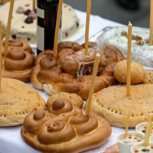 Mosii de vara, sărbătoare importantă în tradiția creștină din România, vor avea loc în 2025 pe 7 iunie, potrivit site-ului emaramures.ro. Această zi, cunoscută și sub numele de Sâmbăta Morților, reprezintă un moment de comuniune spirituală, în care credincioșii aduc ofrande și respect celor trecuți în neființă.