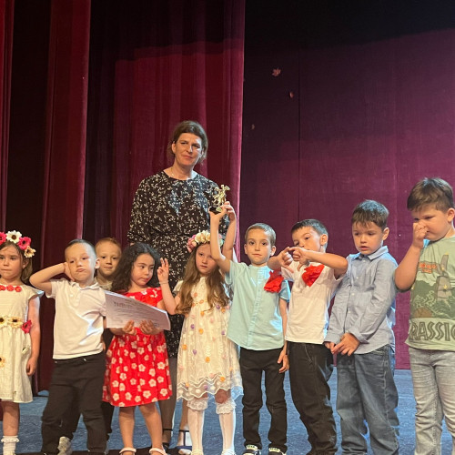 Casa Tineretului din Botoșani a fost martoră unei zile pline de culoare și emoție pe 6 iunie 2025, când a avut loc cea de-a X-a ediție a Concursului de dans „Sport și sănătate - în pași de dans”. Potrivit botoșaninews.ro, evenimentul a reunit micii dansatori din mai multe grădinițe și școli din oraș, care au impresionat publicul cu prestațiile lor pline de entuziasm și talent.